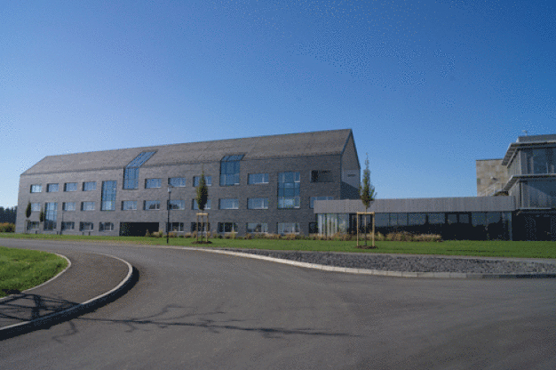 RAUMEDIC – neues Gebäude mit dem Namen TERBIUM am Standort Helmbrechts / RAUMEDIC – new building named Terbium in Helmbrechts