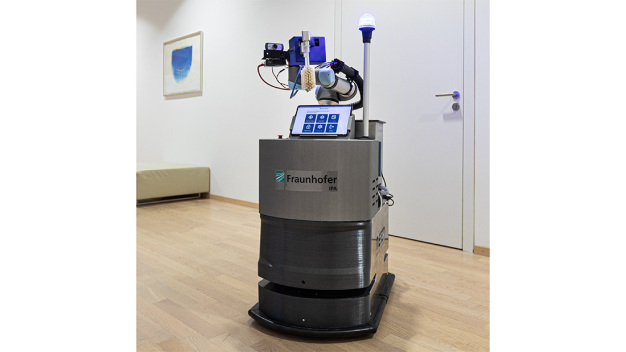 Für den Regelbetrieb wird das Tablet am Roboter befestigt und dieser fährt selbstständig von einem zu reinigenden Objekt zum nächsten. © Fraunhofer IPA/Foto: Rainer Bez / For regular operation, the tablet is attached to the robot which navigates autonomously from one object to be cleaned to the next. © Fraunhofer IPA/Photo: Rainer Bez