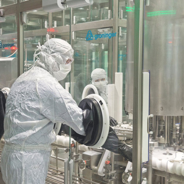 Handschuheingriffssystem: In der sterilen Fertigung wird durch das von Teva gewählte Handschuheingriffssystem der Kontakt von Mitarbeitern mit dem offenem Produkt nahezu vollständig vermieden, Copyright Teva GmbH. / Manufacturing plant for the preparation and aseptic filling of nasal sprays into vials planned and realised by io-consultants. Copyright Teva GmbH. Handschuheingriffssystem: In der sterilen Fertigung wird durch das von Teva gewählte Handschuheingriffssystem der Kontakt von Mitarbeitern mit dem offenem Produkt nahezu vollständig vermieden, Copyright Teva GmbH. / Manufacturing plant for the preparation and aseptic filling of nasal sprays into vials planned and realised by io-consultants. Copyright Teva GmbH.