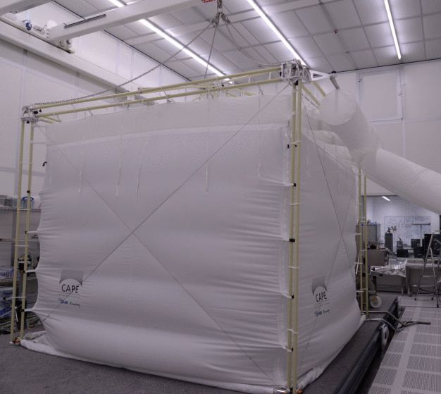 CAPE® bietet in Reinräumen hoher ISO-Klassen temporären Schutz vor partikulärer und molekularer Kontamination. (© OHB System AG) / CAPE® offers temporary protection against particle and molecular contamination in high ISO-class clean rooms. (© OHB System AG)