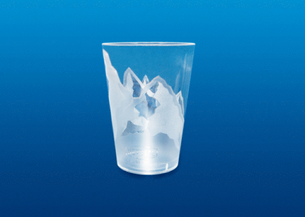 Trinkbecher aus Polystyrol produziert auf einer ELION 1750-530 auf einem 2-fach Werkzeug. Die Zykluszeit bei dieser Applikation liegt bei sehr schnellen circa 2,3 Sekunden. / Drinking cup produced on an ELION 1750-530 on a 2 cavity mold. The cycle time of this application is extremely fast, approx. 2.3 seconds.