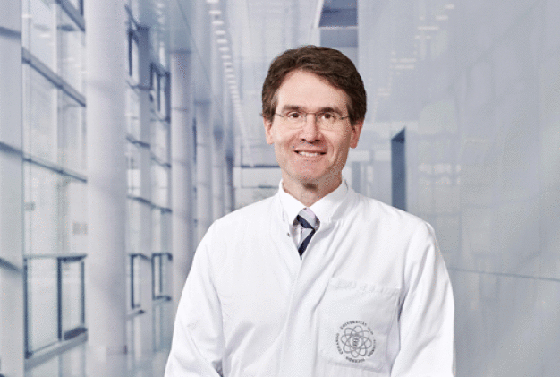 „Die neuen Geräte werden zur Darstellung der elektronischen Patientenakte, aber auch für präoperative Fotos des Patienten oder digitale Röntgenbilder genutzt“, berichtet Univ.-Prof. Dr. Thomas Hoffmann, Ärztlicher Direktor der HNO-Klinik und Kopf-Hals- Chirurgie im Universitätsklinikum Ulm. „Die Displays sind besonders lichtstark und verfügen über einen sehr guten Kontrast und eine hohe Auflösung. Besonders positiv fällt uns außerdem auf, dass es keinerlei Reflektionen gibt, die während eines Eingriffs stören könnten. Zudem ist die ergonomische Tastatur einfach abzuwaschen und unterstützt die einwandfreie Hygiene in unseren Operationssälen.“ (Quelle: Universitätsklinikum Ulm) „Die neuen Geräte werden zur Darstellung der elektronischen Patientenakte, aber auch für präoperative Fotos des Patienten oder digitale Röntgenbilder genutzt“, berichtet Univ.-Prof. Dr. Thomas Hoffmann, Ärztlicher Direktor der HNO-Klinik und Kopf-Hals- Chirurgie im Universitätsklinikum Ulm. „Die Displays sind besonders lichtstark und verfügen über einen sehr guten Kontrast und eine hohe Auflösung. Besonders positiv fällt uns außerdem auf, dass es keinerlei Reflektionen gibt, die während eines Eingriffs stören könnten. Zudem ist die ergonomische Tastatur einfach abzuwaschen und unterstützt die einwandfreie Hygiene in unseren Operationssälen.“ (Quelle: Universitätsklinikum Ulm)