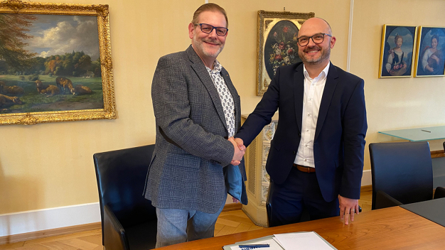 Dr. Timo Hammer, CEO Hohenstein (rechts im Bild) und Marc Osterwald, Geschäftsführer des Heyl Vertriebs bei der offiziellen Vertragsunterzeichnung. © Hohenstein 