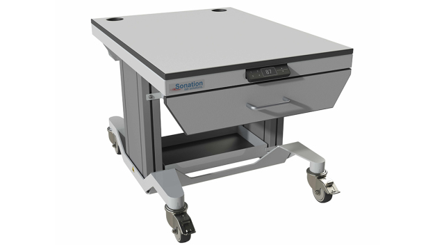 Der neue Labortisch verfügt über eine spezielle, chemikalienresistente Tischplatte, sodass verschüttete Lösemittel oder Kratzer keinen dauerhaften Schaden anrichten können. (Quelle: Sonation GmbH) / The tabletop is totally chemical-resistant, and its surface remains protected even after sustaining scratches or other superficial damage. (Source: Sonation GmbH)