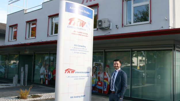 André Pires, technischer Bereichsleiter von TKW und Gebäudereinigermeister, betreut die Integrated Dynamics Engineering GmbH (IDE) bereits seit fast fünf Jahren. (Foto: TKW Gebäudeservice GmbH)