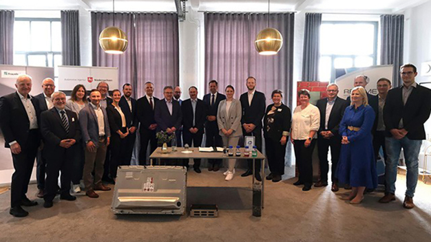 Alle Teilnehmer nach erfolgreicher Unterzeichnung der Absichtserklärung zur Gründung eines Batterierecycling-Zentrums. © Automotive Agentur Niedersachsen, H.Wolter