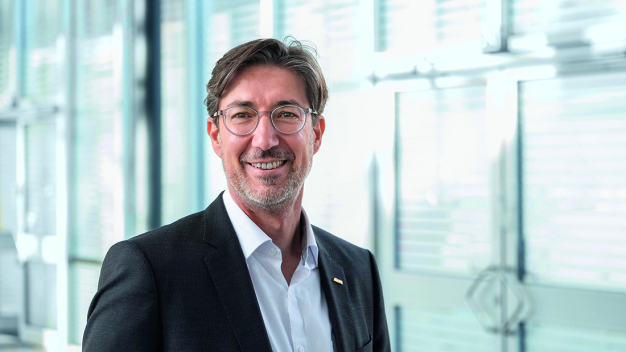 „Wirtschaftlicher Erfolg bedingt höchstmögliche Effizienz und Verfügbarkeit bei allen Abfüll- und Verpackungsprozessen. Wir bieten innovative und ressourcenschonende Lösungen, die diesem Anspruch in allen Belangen gerecht werden“, sagt Tobias Wetzel, KHS-Geschäftsführer Sales and Service. (Quelle: Frank Reinhold) / “Economic success calls for maximum efficiency and availability in all filling and packaging processes. We provide innovative and resource-saving systems and solutions that fully satisfy all aspects of this demand,” says Tobias Wetzel, CSO of KHS. (Source: Frank Reinhold) „Wirtschaftlicher Erfolg bedingt höchstmögliche Effizienz und Verfügbarkeit bei allen Abfüll- und Verpackungsprozessen. Wir bieten innovative und ressourcenschonende Lösungen, die diesem Anspruch in allen Belangen gerecht werden“, sagt Tobias Wetzel, KHS-Geschäftsführer Sales and Service. (Quelle: Frank Reinhold) / “Economic success calls for maximum efficiency and availability in all filling and packaging processes. We provide innovative and resource-saving systems and solutions that fully satisfy all aspects of this demand,” says Tobias Wetzel, CSO of KHS. (Source: Frank Reinhold)