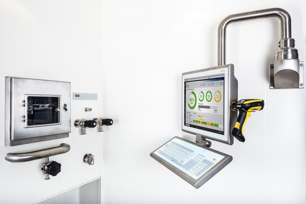 Abbildung 2: On-Wall Montage am U-Rohr-Tragarm. Mehrere drehbare Kupplungen erlauben die Rotation des HMI und des Tragarms um 350°. Die Kabelführung erfolgt reinraumkonform intern. / Figure 2: On-wall assembly using U-pipe support arm. Several rotatable couplings enable the HMI and support arm to rotate by 350°. The cables are routed internally as per cleanroom requirements.