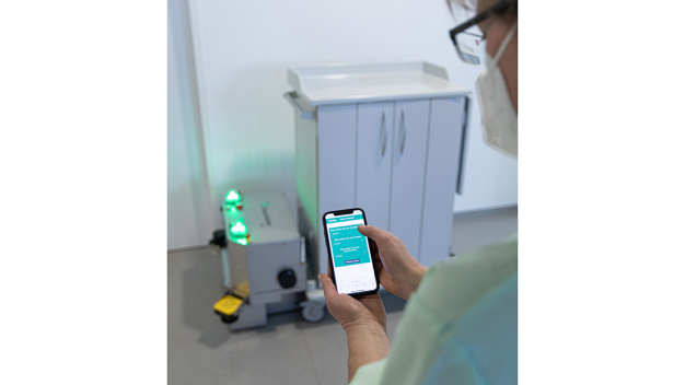 Die Pflegekraft kann den Transportroboter z.B. mit ihrem Smartphone an den gewünschten Einsatzort bestellen. © Fraunhofer IPA/Foto: Rainer Bez / Using their smartphones, the care team can for example order the transportation robot to their desired place of operation. © Fraunhofer IPA/Photo: Rainer Bez