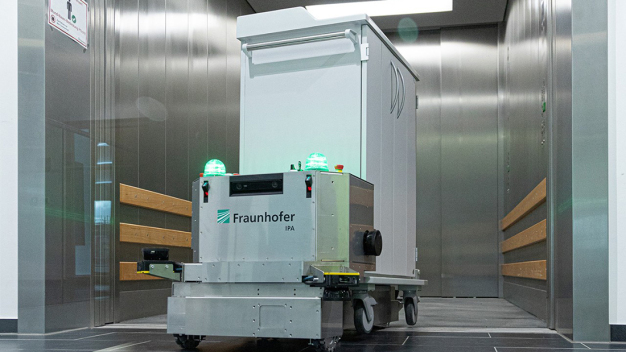 Wenn der Roboter an die Aufzugsteuerung angebunden wird, kann er sich frei im Haus bewegen.  © Fraunhofer IPA/Foto: Rainer Bez / When the robot is linked to the elevator control system, it can move freely around the building.  © Fraunhofer IPA/Photo: Rainer Bez