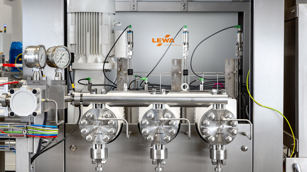 Volumenstrom und benötigter Druck zur Homogenisierung des Prozessfluids am zweistufigen dynamisch regelbaren Homogenisierventil werden durch eine LEWA triplex Prozess-Membranpumpe realisiert. (Quelle: Lewa) / The flow rate and pressure required to homogenize the process fluid at the two-stage, dynamically controllable homogenization valve are realized by a LEWA triplex process diaphragm pump. (Source: LEWA)