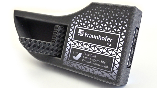 Hinterleuchtete Türverkleidung aus dem 3D-Drucker. © Fraunhofer IPA/Foto: Christian Bay