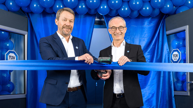 Walter Reithmaier, CEO TÜV SÜD Product Service GmbH, (links) und Holger Lindner, CEO Product Service Division bei TÜV SÜD, (rechts) eröffnen das erweiterte Labor in Frankfurt am Main. / Walter Reithmaier, CEO TÜV SÜD Product Service GmbH, (left) and Holger Lindner, CEO Product Service Division at TÜV SÜD, (right) open the expanded laboratory in Frankfurt am Main.