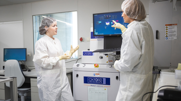 Während die eine Anlage ätzt, bringt diese PECVD neue Halbleiterschichten auf die Wafer des Instituts. (Bildnachweis: Max Fuhrmann/TU Braunschweig) / While one of the devices is etching, this PECVD unit is depositing new semiconductor layers on the institute’s wafers. (Picture Credits: Max Fuhrmann/TU Braunschweig) Während die eine Anlage ätzt, bringt diese PECVD neue Halbleiterschichten auf die Wafer des Instituts. (Bildnachweis: Max Fuhrmann/TU Braunschweig) / While one of the devices is etching, this PECVD unit is depositing new semiconductor layers on the institute’s wafers. (Picture Credits: Max Fuhrmann/TU Braunschweig)