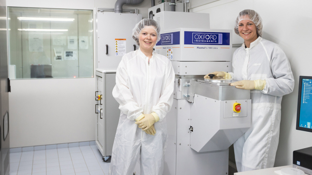 Dr. Jana Hartmann und Juliane Breitfelder (v.l.) im neu ausgestatteten Reinraum des Instituts für Halbleitertechnik. (Bildnachweis: Max Fuhrmann/TU Braunschweig) / Dr Jana Hartmann and Juliane Breitfelder (from left) in the newly equipped cleanroom of the Institute of Semiconductor Technology. (Picture Credits: Max Fuhrmann/TU Braunschweig)