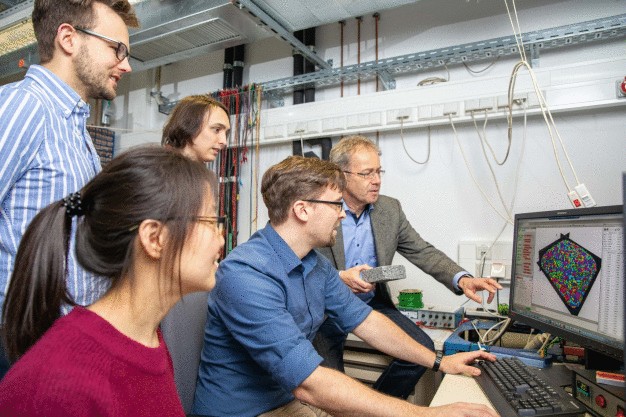 Das Team von Prof. Dr. John Banhart (1. v. r.) hält den Weltrekord in der 3D-Röntgentomoskopie. 50 Tomogramme pro Sekunde können die Mitarbeiter*innen im Moment aufnehmen. (© TU Berlin/PR/Felix Noak)