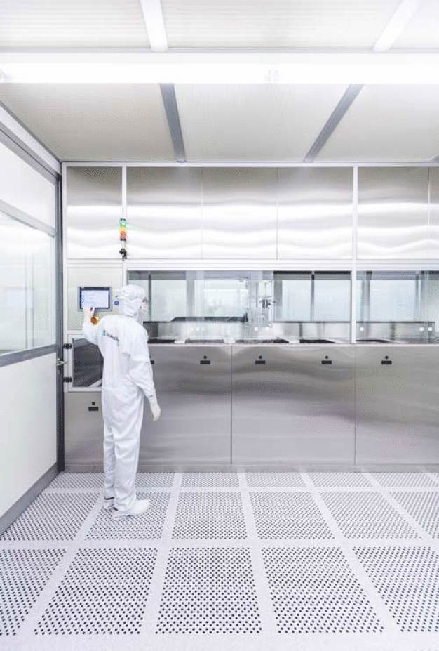 Ultraschall-Präzisionsreinigung von Bauteilen in einem Reinraum der Luftreinheitsklasse ISO 1. Ultraschall-Präzisionsreinigung von Bauteilen in einem Reinraum der Luftreinheitsklasse ISO 1.