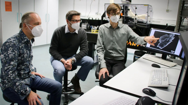 Prof. Dr. Christian Laforsch, Prof. Dr. Holger Kress und Simon Wieland M.Sc. (v.l.n.r.) diskutieren im Labor über mikroskopische Aufnahmen der Mikropartikel. (Foto: UBT) / Prof. Dr. Christian Laforsch, Prof. Dr. Holger Kress, and Simon Wieland M.Sc. (from left) discussing the pictures of microparticles. (Photo: UBT)