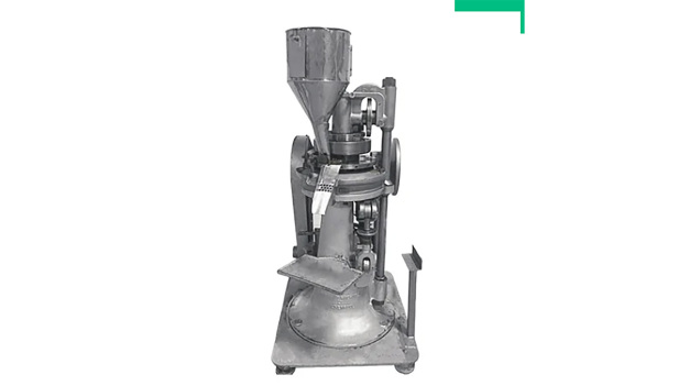 Fun Fact: die älteste Manesty Tablettenpresse: Vor einigen Jahren führte Syntegon eine Umfrage durch, um die älteste in Betrieb befindliche Manesty Maschine zu finden. Dies führte uns auf die Fidschi-Inseln, wo eine Manesty RD3 aus dem Jahr 1947 noch immer zuverlässig Tabletten produziert. Wenn das kein perfekter Beweis für Qualität und Robustheit ist! / Fun fact: the oldest Manesty tablet press in operation: A few years ago, Syntegon conducted a survey to find the oldest machine in operation. This led us to the Fiji Islands, where a Manesty RD3 from the year 1947 is still producing tablets. Now, if this is not a perfect proof of quality and robustness! Fun Fact: die älteste Manesty Tablettenpresse: Vor einigen Jahren führte Syntegon eine Umfrage durch, um die älteste in Betrieb befindliche Manesty Maschine zu finden. Dies führte uns auf die Fidschi-Inseln, wo eine Manesty RD3 aus dem Jahr 1947 noch immer zuverlässig Tabletten produziert. Wenn das kein perfekter Beweis für Qualität und Robustheit ist! / Fun fact: the oldest Manesty tablet press in operation: A few years ago, Syntegon conducted a survey to find the oldest machine in operation. This led us to the Fiji Islands, where a Manesty RD3 from the year 1947 is still producing tablets. Now, if this is not a perfect proof of quality and robustness!