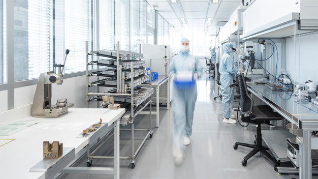 Reinraum Schramberg: In der Vormontage der Scheibenlaser TruDisk. (Foto: TRUMPF) / Cleanroom Schramberg: In the pre-assembly of the TruDisk disk laser. (Photo: TRUMPF)
