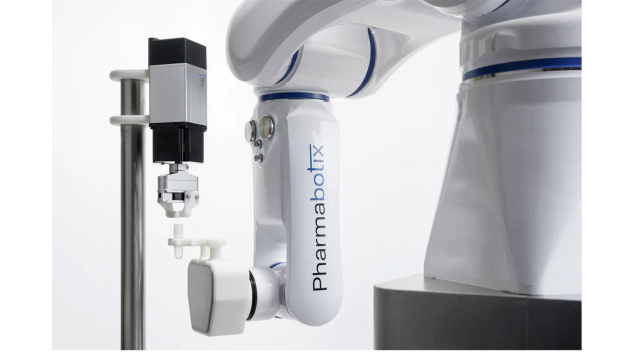 Das Handling der Cryo Vials übernimmt ein hygienegerechter Industrieroboter Motoman HD8 von Yaskawa mit Elektrogreifer.