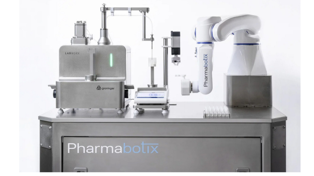Die Cryo Vials werden in einem Rack oder durch ein flexibles Zuführsystem bereitgestellt und durch den Roboter gehandhabt.