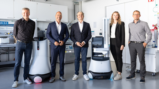 (V. l. n. r.:) Andreas Traube, Leiter der Abteilung Laborautomatisierung und Bioproduktionstechnik am Fraunhofer IPA, Prof. Thomas Bauernhansl, Institutsleiter des Fraunhofer IPA, Thomas Linkenheil, Co-CEO der URG, Sarah Ostertag, UX & Industrial Design Lead and Product Management der URG und Tobias Brode, Head of Business Development Lab Automation der URG. © Fraunhofer IPA/Foto: Rainer Bez