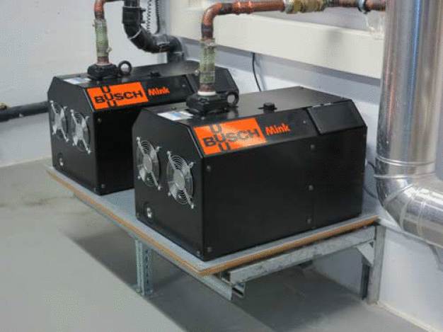 Fig. 1: Zwei redundante Mink MV Klauen-Vakuumpumpen von Busch im Technikraum des Laborzentrums. / Fig. 1: Two redundant Mink MV claw vacuum pumps from Busch in the engineering room of the laboratory centre.