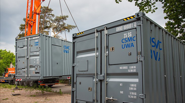 Das Containerlabor besteht aus insgesamt sieben Containern, die viele verschiedene Geräte und Labore beinhalten. Es wurde im Auftrag des Exzellenzclusters „Understanding Written Artefacts“ der Universität Hamburg maßgefertigt. (Foto: UHH/Esfandiari)