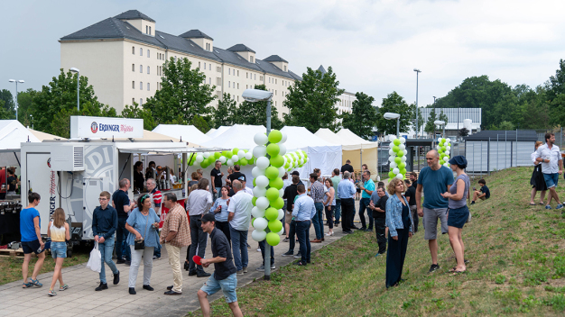 Bei sommerlichem Wetter bot das Dresdner Werksgelände den idealen Rahmen für ein vielseitiges Programm, inklusive Essensständen, Livemusik und Kinderbetreuung.