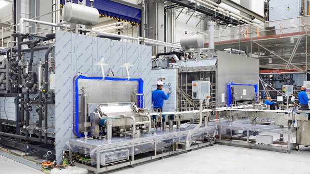 Gefriertrockner sowie Be- und Entladesysteme von Telstar gehören zu den wichtigsten Erweiterungen des Syntegon Portfolios für die Vialabfüllung. / Freeze-dryers as well as loading and unloading systems from Telstar are the most important portfolio enhancements for Syntegon and ideally complement its leading vial filling and isolator solutions.