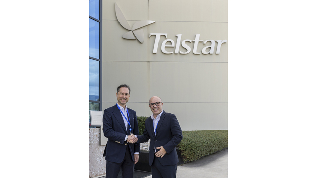 Torsten Türling, CEO der Syntegon-Gruppe und Jordi Puig, Managing Director von Telstar, feiern einen wichtigen strategischen Meilenstein: Syntegon und Telstar haben offiziell ihre Kräfte gebündelt, um Kunden noch lückenlosere Lösungen und Services aus einer Hand zu bieten. / Torsten Türling, CEO of the Syntegon Group, and Jordi Puig, Managing Director of Telstar, celebrate an important strategic milestone: Syntegon and Telstar have officially joined forces to offer customers even more seamless solutions and services from a single source. Torsten Türling, CEO der Syntegon-Gruppe und Jordi Puig, Managing Director von Telstar, feiern einen wichtigen strategischen Meilenstein: Syntegon und Telstar haben offiziell ihre Kräfte gebündelt, um Kunden noch lückenlosere Lösungen und Services aus einer Hand zu bieten. / Torsten Türling, CEO of the Syntegon Group, and Jordi Puig, Managing Director of Telstar, celebrate an important strategic milestone: Syntegon and Telstar have officially joined forces to offer customers even more seamless solutions and services from a single source.