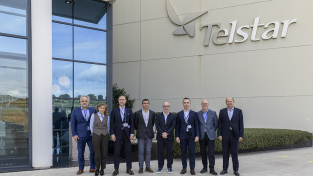Von links nach rechts: Stephan März (Executive VP Pharma Liquid, Syntegon), Pilar Ramirez (General Counsel, Telstar), Torsten Türling (CEO, Syntegon), Jordi Serrat (Technology & Operations Corporate Manager, Telstar), Jordi Puig (Managing Director, Telstar), Petros Kapelles (Chief Operations Officer, Syntegon), Emili Pablos (Executive VP & Chief Financial Officer, Telstar), Matthias Wagner (Managing Director, Telstar). / From left to right: Stephan März (Executive VP Pharma Liquid, Syntegon), Pilar Ramirez (General Counsel, Telstar), Torsten Türling (CEO, Syntegon), Jordi Serrat (Technology & Operations Corporate Manager, Telstar), Jordi Puig (Managing Director, Telstar), Petros Kapelles (Chief Operations Officer, Syntegon), Emili Pablos (Executive VP & Chief Financial Officer, Telstar), Matthias Wagner (Managing Director, Telstar). Von links nach rechts: Stephan März (Executive VP Pharma Liquid, Syntegon), Pilar Ramirez (General Counsel, Telstar), Torsten Türling (CEO, Syntegon), Jordi Serrat (Technology & Operations Corporate Manager, Telstar), Jordi Puig (Managing Director, Telstar), Petros Kapelles (Chief Operations Officer, Syntegon), Emili Pablos (Executive VP & Chief Financial Officer, Telstar), Matthias Wagner (Managing Director, Telstar). / From left to right: Stephan März (Executive VP Pharma Liquid, Syntegon), Pilar Ramirez (General Counsel, Telstar), Torsten Türling (CEO, Syntegon), Jordi Serrat (Technology & Operations Corporate Manager, Telstar), Jordi Puig (Managing Director, Telstar), Petros Kapelles (Chief Operations Officer, Syntegon), Emili Pablos (Executive VP & Chief Financial Officer, Telstar), Matthias Wagner (Managing Director, Telstar).