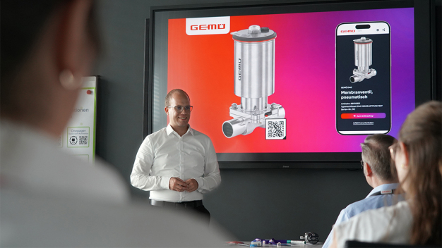 Simon Stadtmüller, Senior Product Owner Digital Business Transformation bij GEMÜ, liet in een workshop op praktische wijze zien hoe bedrijven de eerste stappen kunnen zetten in het uitwisselen van gegevens tussen bedrijven en de Digitale Productpaspoort. (Foto: Dennis Scherr)