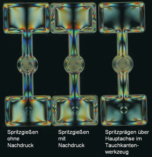 Vergleich der Eigenspannungen einer Rechtecklinse aus Polycarbonat unter Polarisationsfilter, hergestellt einmal im Mikrospritzguss und einmal mit Mikrospritzprägen.