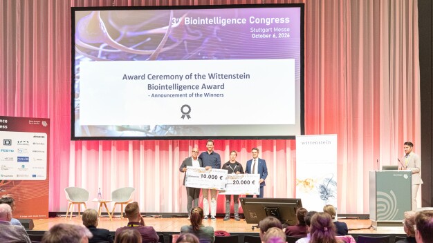 Verleihung des Wittenstein Biointelligenz Preises, von links: Thomas Bauernhansl, Moritz Bross, Daniel Tanneberg (er nahm die Auszeichnung für Cortical Labs entgegen) und Benedikt Hofmann. © Fraunhofer IPA/Foto: Rainer Bez