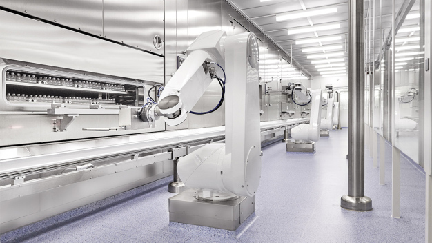 A total of ten Stäubli Stericlean robots handle the automated loading and unloading of the freeze-drying systems under sterile conditions. (Image rights: @ Vetter Pharma International GmbH)