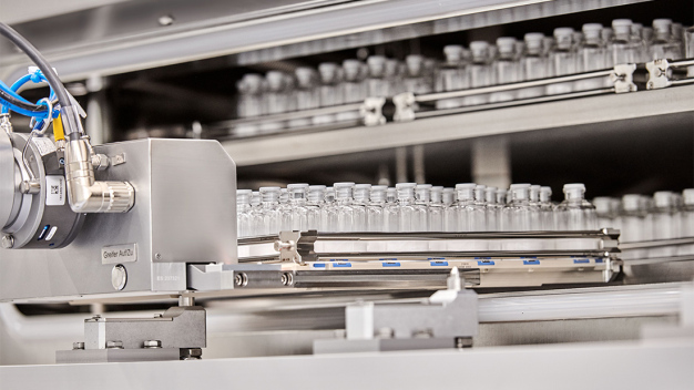 The Stäubli robots operate with the utmost precision when handling the vials. (Image rights: @ Vetter Pharma International GmbH)