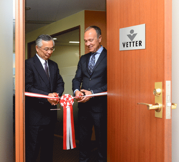  Dr. Hitoshi Kuboniwa (Senior Vice President und General Manager der pharmazeutischen Technologiesparte, Chugai Pharmaceutical Co., Ltd.) und Peter Sölkner (Vetter-Geschäftsführer) bei der Einweihungszeremonie anlässlich der Eröffnung der japanischen Vertriebsniederlassung Vetter Pharma International Japan K.K. (v.l.n.r.). 