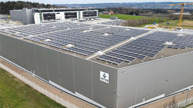 Auf knapp 6.500 Quadratmetern Dachfläche produzieren seit kurzem ca. 1.700 Photovoltaikmodule nachhaltige Energie. © Vetter Pharma International GmbH: 
