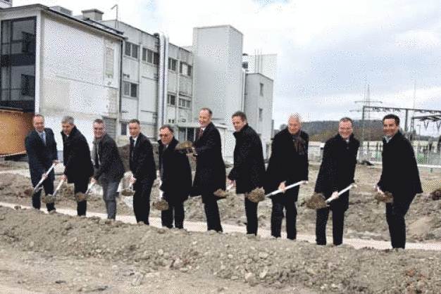 Feierlicher Spatenstich für das neue Produktionsgebäude am Standort Schützenstraße (von links nach rechts): Peter Sölkner, Oliver Albrecht, Harald Bader, Thomas Rübekeil, Udo J. Vetter, Dr. Daniel Rapp, Thomas Otto, Gunther Strothe, Wolfgang Kerkhoff, Christian Schmid. / Working together to break ground for the new production building within the Vetter Schuetzenstrasse production site (from left to right): Peter Soelkner, Oliver Albrecht, Harald Bader, Thomas Ruebekeil, Udo J. Vetter, Dr. Daniel Rapp, Thomas Otto, Gunther Strothe, Wolfgang Kerkhoff, Christian Schmid.