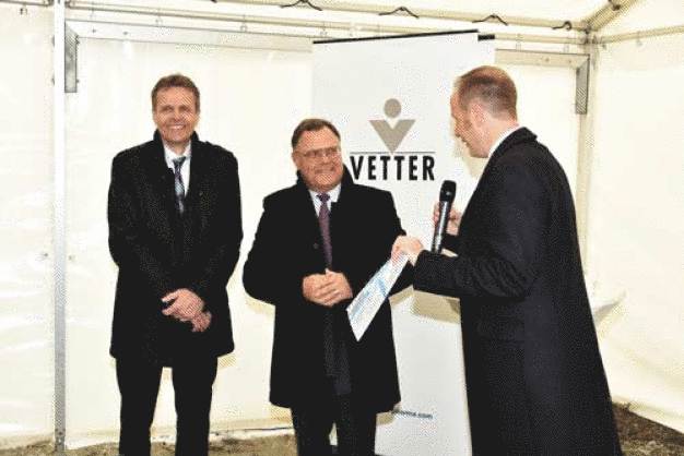 Feierlicher Spatenstich für das neue Produktionsgebäude am Standort Schützenstraße (von links nach rechts): Peter Sölkner, Oliver Albrecht, Harald Bader, Thomas Rübekeil, Udo J. Vetter, Dr. Daniel Rapp, Thomas Otto, Gunther Strothe, Wolfgang Kerkhoff, Christian Schmid. / Working together to break ground for the new production building within the Vetter Schuetzenstrasse production site (from left to right): Peter Soelkner, Oliver Albrecht, Harald Bader, Thomas Ruebekeil, Udo J. Vetter, Dr. Daniel Rapp, Thomas Otto, Gunther Strothe, Wolfgang Kerkhoff, Christian Schmid.