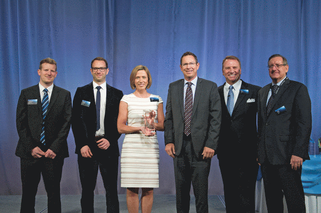 Das Vetter Projektteam mit Troy Carpenter (Präsident Vetter Pharma International USA - dritter von rechts), Casie Thomas (US Key Account Managerin), Martin Schwab (Kundenprojektmanager - zweiter von links) und Alexander Osswald (Teamleiter Zentrale Planung - ganz links) bei der Awardübergabe im April 2016, gemeinsam mit AbbVies Terry Simmons (Vice President Einkauf - zweiter von rechts) und Jose Sevilla (Programmdirektor - ganz rechts). / Troy Carpenter (President Vetter Pharma International USA - third from right), Casie Thomas (US Key Account Manager), Martin Schwab (Customer Project Manager - second from left) and Alexander Osswald (Team Leader Central Planning - first from left) accepted the Award in a ceremony in April 2016 representing the Vetter project team. They are joined by AbbVie's Terry Simmons (Vice President of Procurement - second from right), and Jose Sevilla (Program Director - first from right). 