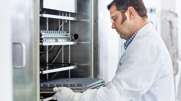 Die Experten des Vetter Development Service begleiten Kundenprodukte mit Leidenschaft, Know-how und hochwertigem Equipment durch die klinischen Phasen. © Vetter Pharma International GmbH