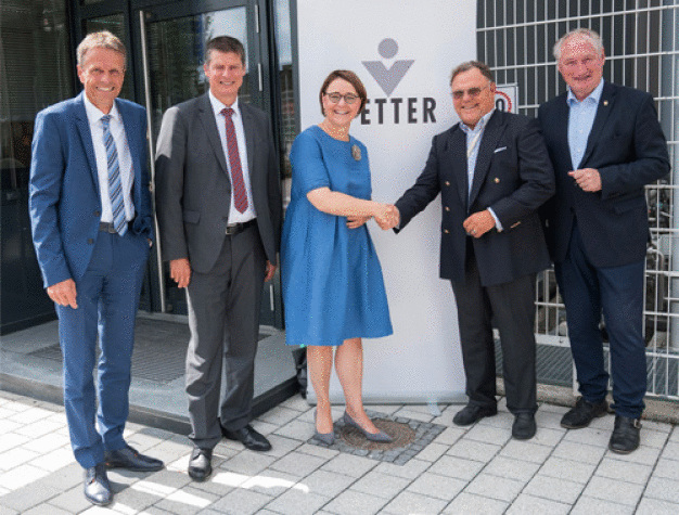 Austausch zwischen Politik und Wirtschaft am Standort Ravensburg Vetter Süd (v.l.n.r.): Vetter-Geschäftsführer Thomas Otto; Axel Müller, Bundestagsabgeordneter des Wahlkreises Ravensburg; Annette Widmann-Mauz, Staatsministerin bei der Bundeskanzlerin und Beauftragte der Bundesregierung für Migration, Flüchtlinge und Integration; Senator h. c. Udo J. Vetter, Beiratsvorsitzender des Unternehmens und Mitglied der Inhaberfamilie; August Schuler, Landtagsabgeordneter des Wahlkreises Ravensburg-Tettnang. (Bildquelle: Vetter Pharma International GmbH)