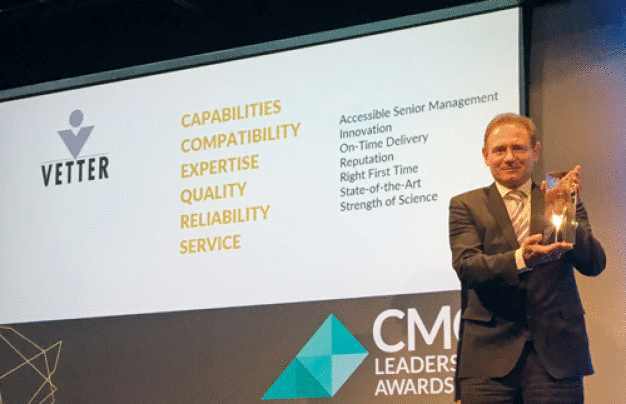 Oskar Gold, Vetters Senior Vice President Key Account Management, Marketing/Corporate Communications
und Kundenprojektmanagement, bei der feierlichen Übergabe des CMO Leadership Awards 2019. (Bildquelle: Vetter Pharma International GmbH)