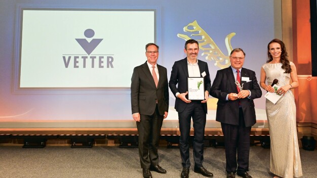 Senator h.c. Udo J. Vetter, Beiratsvorsitzender und Mitglied der Inhaberfamilie (Zweiter von rechts) und Vetter-Geschäftsführer Titus Ottinger (Zweiter von links) bei der Preisübergabe mit Holger Lösch, stellvertretender Hauptgeschäftsführer des Bundesverbandes der Deutschen Industrie (Erster von links) und Moderatorin Susanne Schöne. © Vetter Pharma International GmbH