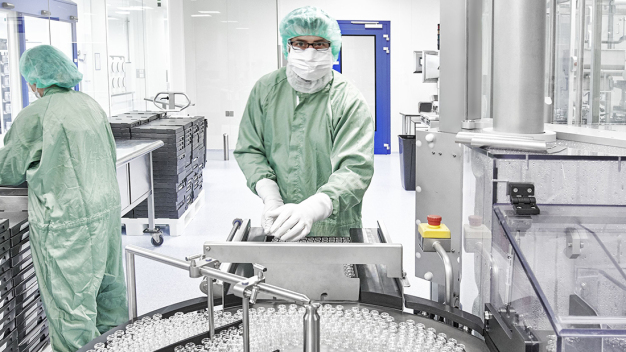 Hohe Qualitätsstandards in der aseptischen Produktion am klinischen Vetter-Standort im österreichischen Vorarlberg. © Vetter Pharma International GmbH