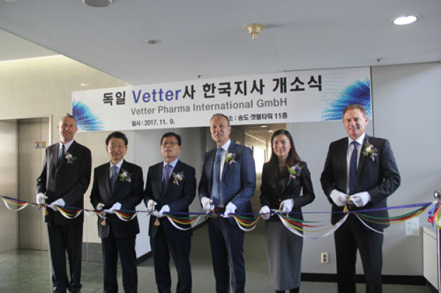 Traditionelle Eröffnung der neuen südkoreanischen Vetter Repräsentanz (v.l.n.r.): Michael Vetter (Strategische Marktentwicklung, Vetter), Park Yoon-bae (Präsident, Incheon Business Information Technopark), Cho, Dong-Am (Vize-Bürgermeister für politische und wirtschaftliche Angelegenheiten, Incheon Metropolitan City), Peter Sölkner (Geschäftsführer, Vetter), Chervee Ho (Director Key Account Management Asien-Pazifik, Vetter) und Oskar Gold (Senior Vice President Key Account Management und Marketing/Corporate Communications, Vetter). (Quelle: Vetter Pharma International GmbH) / Another ribbon cutting ceremony takes place for Vetter in the Asia Pacific region. Left to right: Mr. Michael Vetter (Strategic Market Development, Vetter), Mr. Park Yoon-bae (President, Incheon Business Information Technopark), Mr. Cho, Dong-Am (Vice Mayor for Political & Economic Affairs, Incheon Metropolitan City), Mr. Peter Soelkner (Managing Director, Vetter), Mrs. Chervee Ho (Director Key Account Management Asia Pacific, Vetter) and Mr. Oskar Gold (Senior Vice President Key Account Management and Marketing/Corporate Communications, Vetter). (Picture source: Vetter Pharma International GmbH)