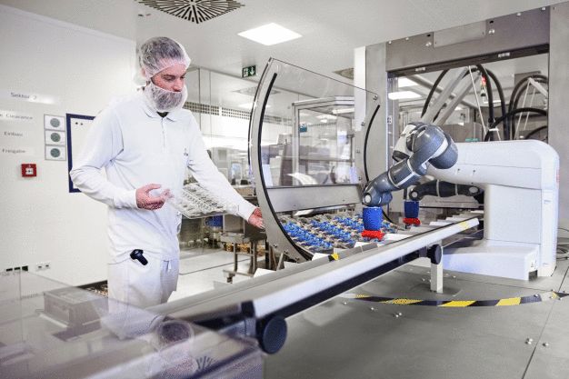 Zusammenarbeit von Mensch und Maschine in der Endverpackung. (Bildquelle: Vetter Pharma International GmbH) / Collaborative work in secondary packaging. (Source: Vetter Pharma International GmbH)